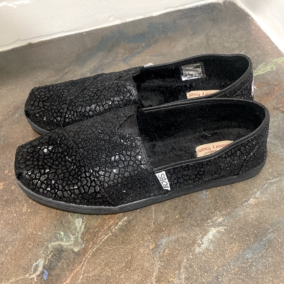 Sequined Patterned Memory Foam Bobs - Picture 2 of 4